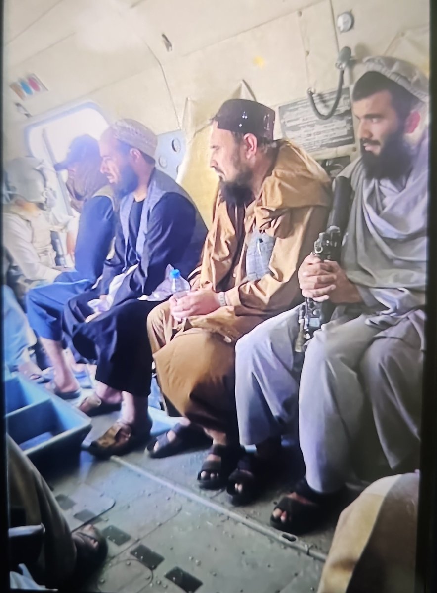 ObaidaAgha313's tweet photo. خبر: 
په بدخشان ولایت کې له ځینو ستونزو پيښدو وروسته جمعه خان فاتح او ملګرو یې ځانونه د اسلامي امارت ځواکونو ته وسپارل او نور ستونزه پای ته ورسیده. https://t.co/o1c8nCNb5B