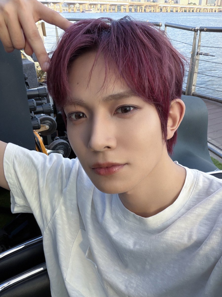 leeheeuseng's tweet photo. At first, I honestly didn't expect so many people will show up and stay to listen to my busking since this was my first ever solo stage at public place. Anyways, thank you EVERs for supporting me and I hope everyone who were at the Han River enjoyed my live performance! 💖 https://t.co/ptBEe1l3hu