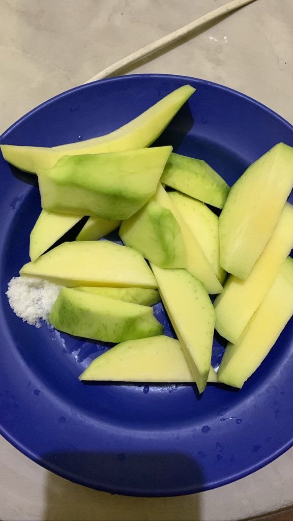 urflowerz's tweet photo. Lebih suka mangga muda atau mangga matang? https://t.co/tcAmcpOets