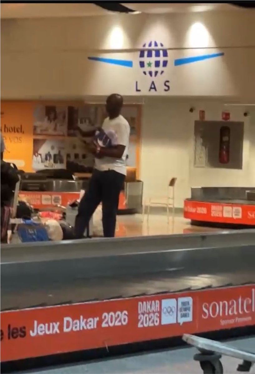 _BeFootball's tweet photo. 🚨 Patrick Vieira 🇫🇷 aperçu à Dakar au Sénégal 🇸🇳 ce matin. 👀 

Le futur sélectionneur des Lions de la Téranga arrive. 

📸 @AbdellahBoulma https://t.co/IpIpGeX9QJ