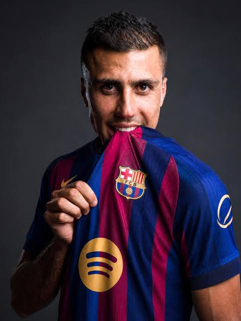 realifeco_'s tweet photo. 🚨Rodri on his transfer to Barcelona 

Rodri 🗣️ : “I Chose Barcelona”

“First of all, I want to thank everyone who made this possible.

When Barcelona came calling, I didn’t need much time to think. I looked at the project, the football, the atmosphere… and I said, this is where I belong.

Of course, there were other options. Madrid was one of them. But honestly, I watched them for a while and… I don’t know how to say this politely… there were little dull.

At Barcelona, football is an art. At Madrid, sometimes it felt like, ‘Give the ball to the best player and pray.’

I wanted something different. I wanted to play football, control games, dictate the tempo and actually enjoy myself.

And let’s be honest, if I wanted to spend my career watching 40-yard passes and counterattacks, I could have stayed home and played FIFA.

Barcelona gave me the feeling that football is still football.

So yes, I chose Barça.

Madrid? Beautiful city. Great club. Incredible history.

But Barcelona?

That’s where the fun is.

And to the Madrid fans who are disappointed, I’m sorry…

Visca Barça.”