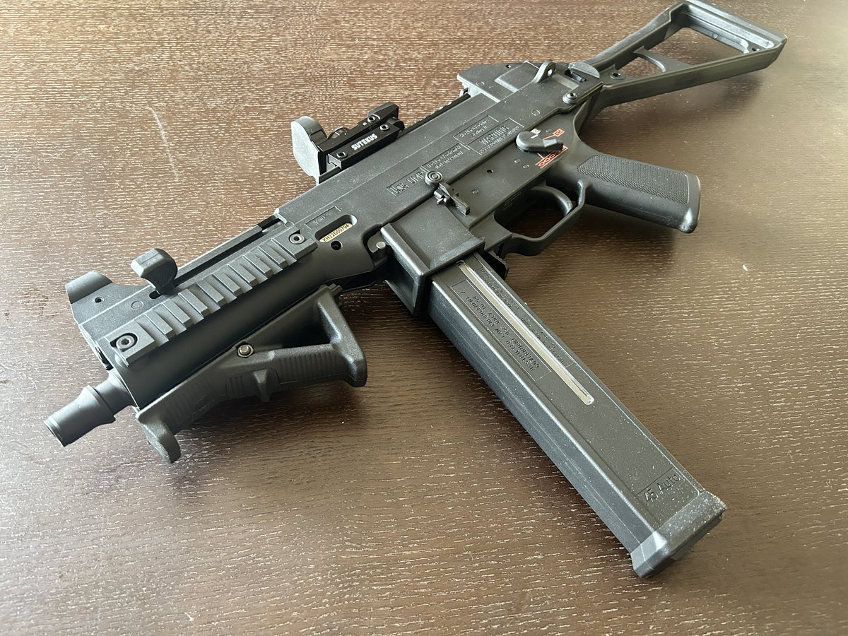 atuwo_sun's tweet photo. エアコキとガスブロのUMP45
自分は電動ガンは1ミリも興味ありませんが、サバゲーに行くと電動ガンつよつよなのでぐぬぬ！となります https://t.co/FoDEnxECDP