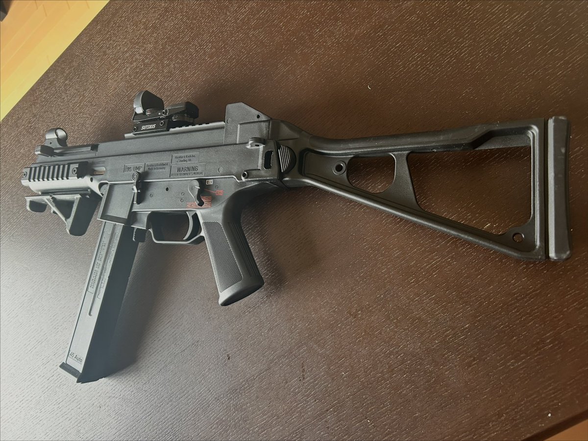 atuwo_sun's tweet photo. エアコキとガスブロのUMP45
自分は電動ガンは1ミリも興味ありませんが、サバゲーに行くと電動ガンつよつよなのでぐぬぬ！となります https://t.co/FoDEnxECDP