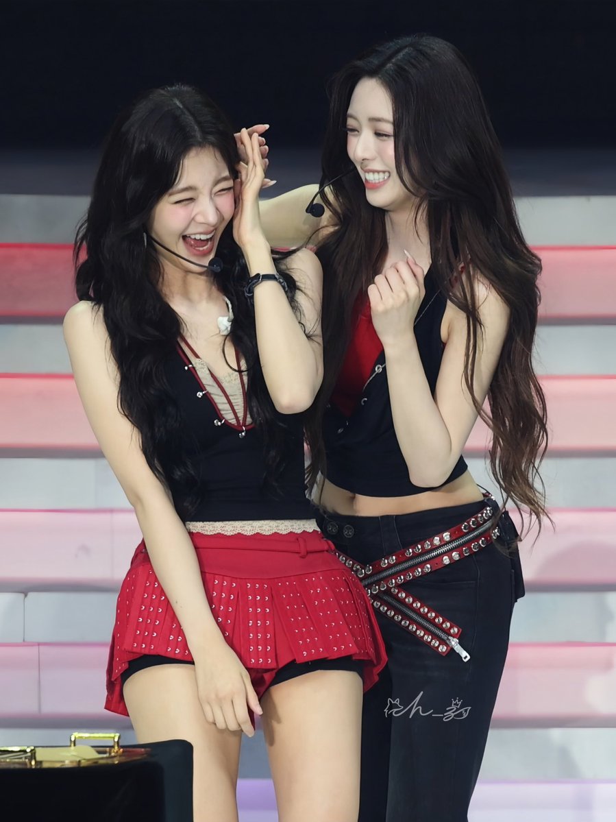 ch_z0933's tweet photo. 20260809 5th FM
臉湊過去 又躲開 對視笑一下 啵～💕

#ITZY #LIA #리아 #YUNA #유나 https://t.co/VLu5cGOtGs