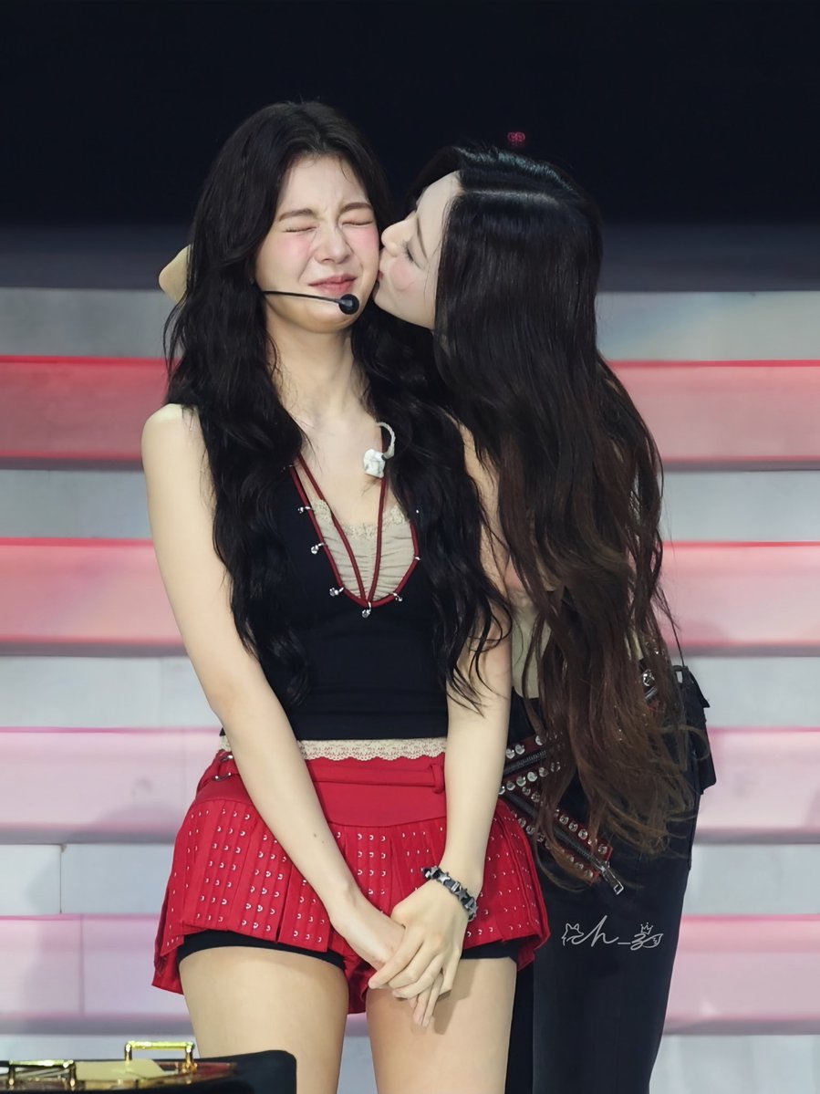 ch_z0933's tweet photo. 20260809 5th FM
臉湊過去 又躲開 對視笑一下 啵～💕

#ITZY #LIA #리아 #YUNA #유나 https://t.co/VLu5cGOtGs