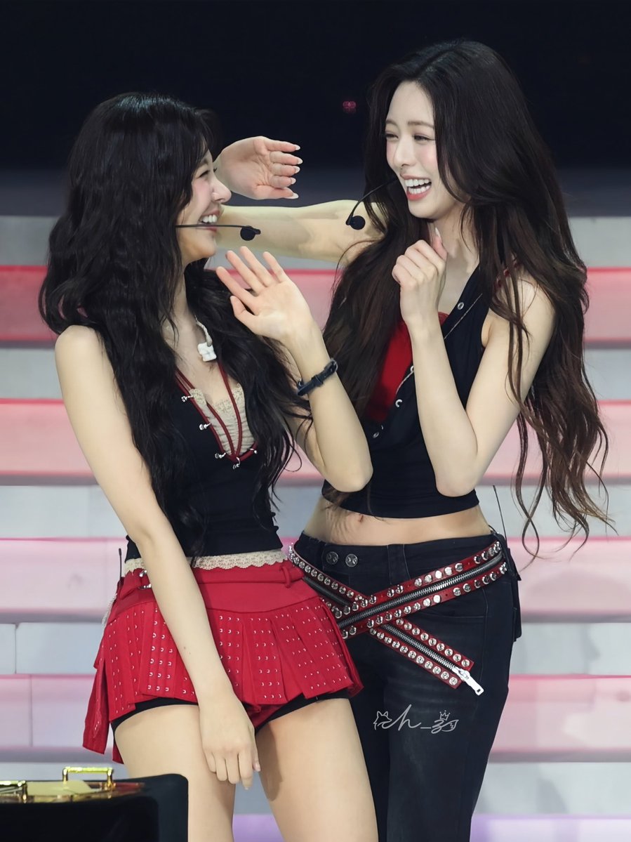 ch_z0933's tweet photo. 20260809 5th FM
臉湊過去 又躲開 對視笑一下 啵～💕

#ITZY #LIA #리아 #YUNA #유나 https://t.co/VLu5cGOtGs