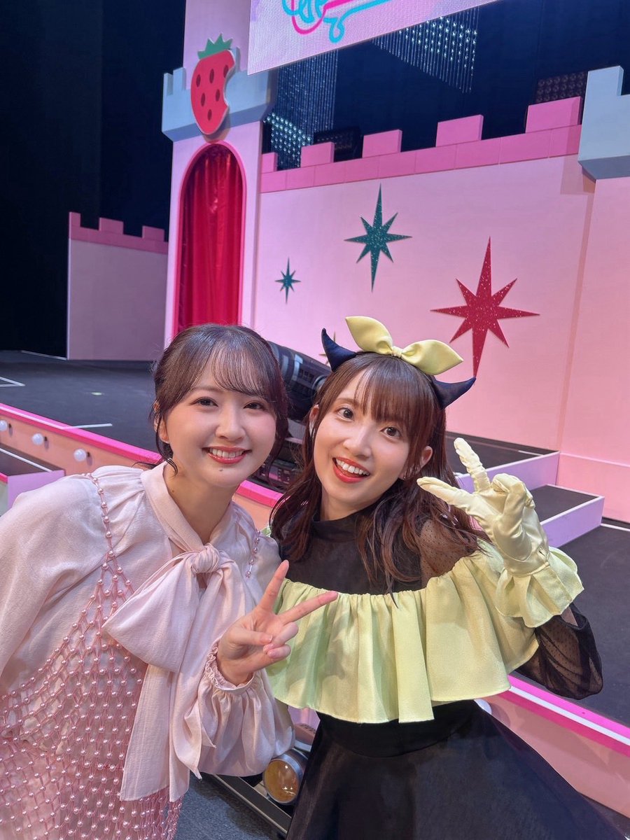 rumirumi_81pro's tweet photo. ライブパートは第3期のB小町新曲「Bのリベンジ」の衣装を作って頂きました👗
少しアレンジありつつほぼ完全再現！
毎回ありがとうございます❤️🤍💛
3人で新曲をバッチリ歌って踊れたのもとても嬉しかったです！
そして知葉ちゃんとイベントでは初共演🩷お疲れ様でした！
#推しの子 #苺プロファン感謝祭 https://t.co/tzq0IgdMRc