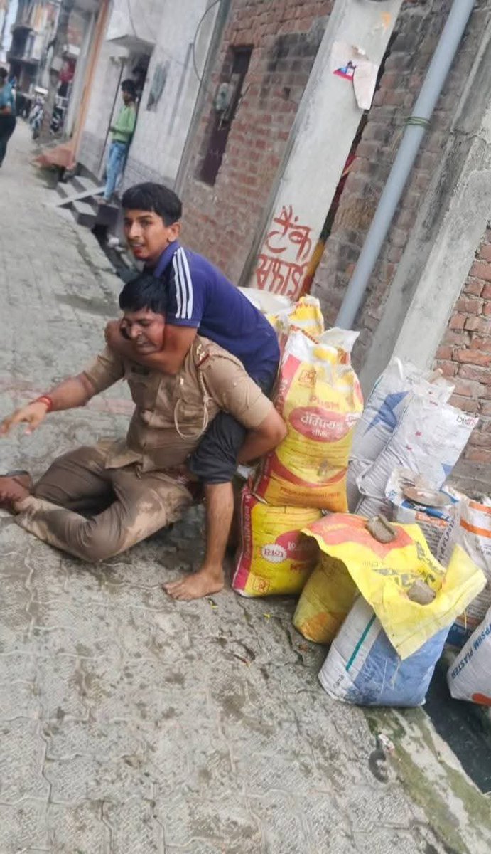 CosmicGodX's tweet photo. चौकी इंचार्ज विनय पटेल को राजधानी लखनऊ मे बुरी तरह पीटकर  लहुलुहान कर दिया गया I

क्या चौकी इंचार्ज विनय पटेल गरीब लोगों से जबरन पैसो की उगाही कर रहे थे ? ये तो जाँच का विषय है I

#KurmiLivesMatter https://t.co/qSKHvq8x5d