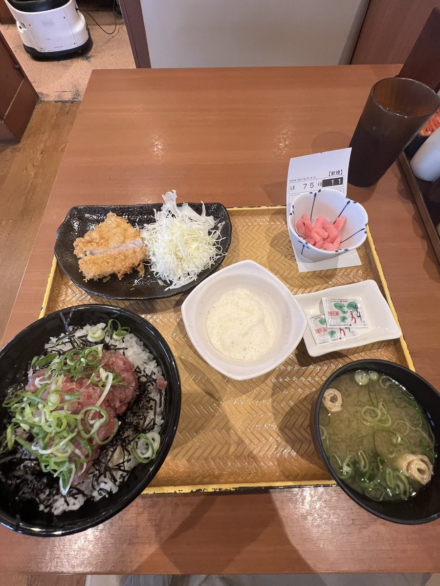 yoshiteca's tweet photo. 遅めの昼食。
まぐろ丼とろろ豚カツ小　定食。

薄口醤油、店に置いて欲しいな〜　と感じた🙄。 https://t.co/srg9QHe7Ul