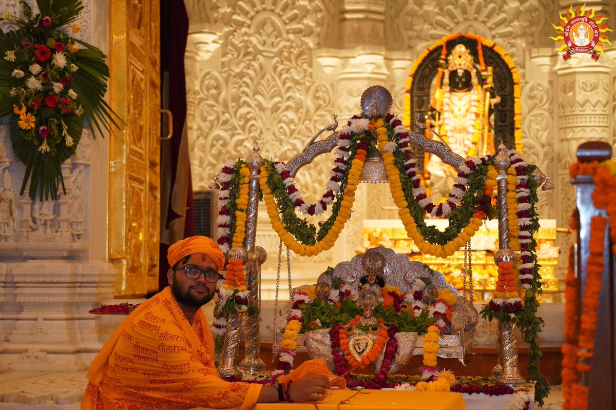 ShriRamTeerth's tweet photo. नागपंचमी और श्रावण मास का तृतीय सोमवार रामभक्तों के लिए श्रद्धा, भक्ति और उल्लास से परिपूर्ण रहा। श्रीराम जन्मभूमि मन्दिर में अपने अनुजों सहित प्रभु श्रीराम रजत हिंडोले पर विराजमान होकर झूला झूलते रहे। प्रभु श्रीराम की भक्ति में लीन श्रद्धालु उनके दिव्य दर्शन कर जयघोष करते और भावविभोर होते रहे।

Nag Panchami and the third Monday of the sacred month of Shravan were marked by deep devotion, faith and spiritual fervour among Ram devotees. At Shri Ram Janmabhoomi Mandir, Prabhu Shri Ram, along with Mata Janaki and His younger brothers, graced the silver Jhula. Devotees immersed in the devotion of Shri Ram were overwhelmed with emotion as they beheld the divine darshan and raised joyous chants in His glory.