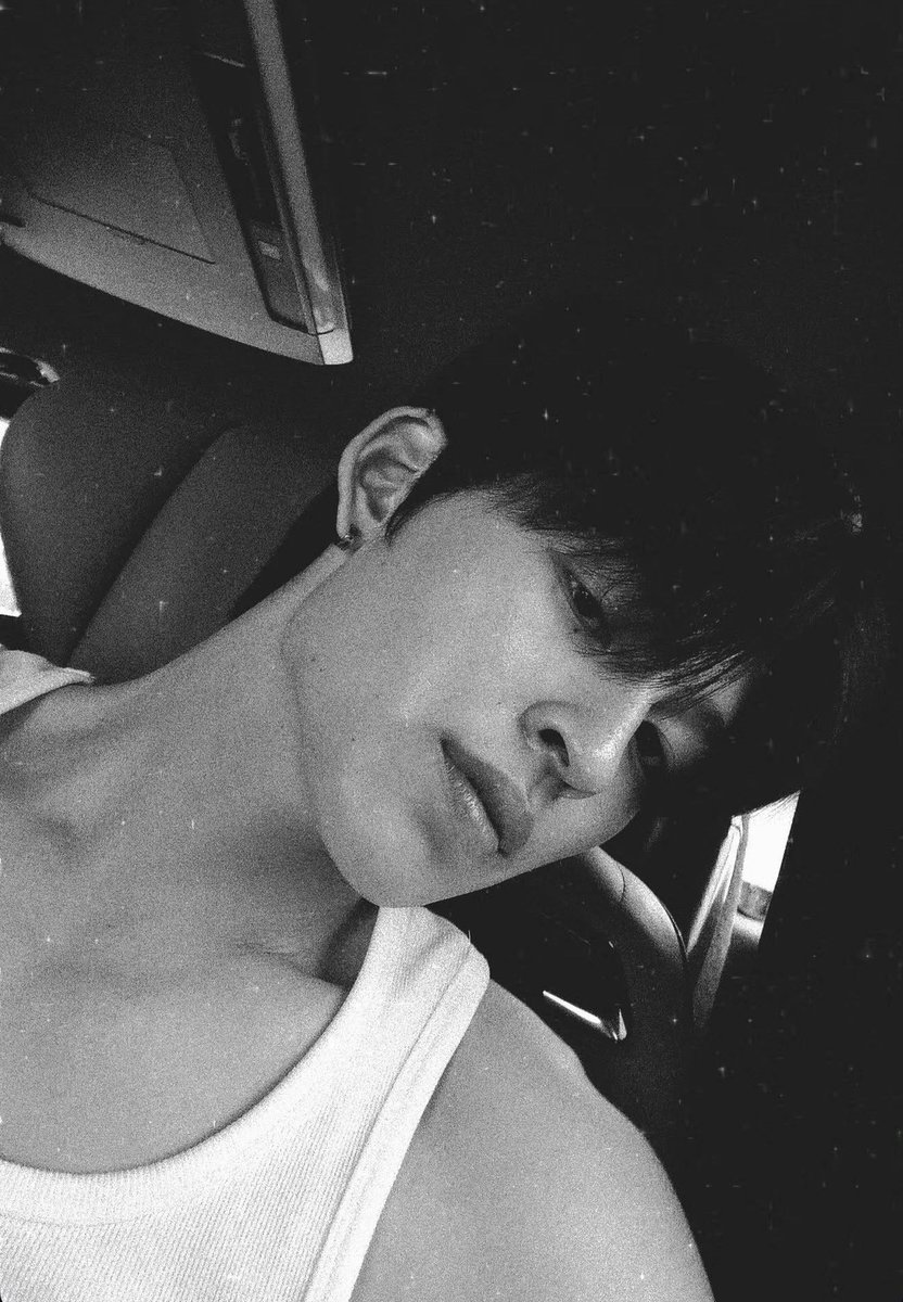 pondreams's tweet photo. pond naravit + white tanktop + b&amp;w filters should be illegal fr i’m not gonna lie😇 #ppnaravit https://t.co/l0wzhZfNBJ