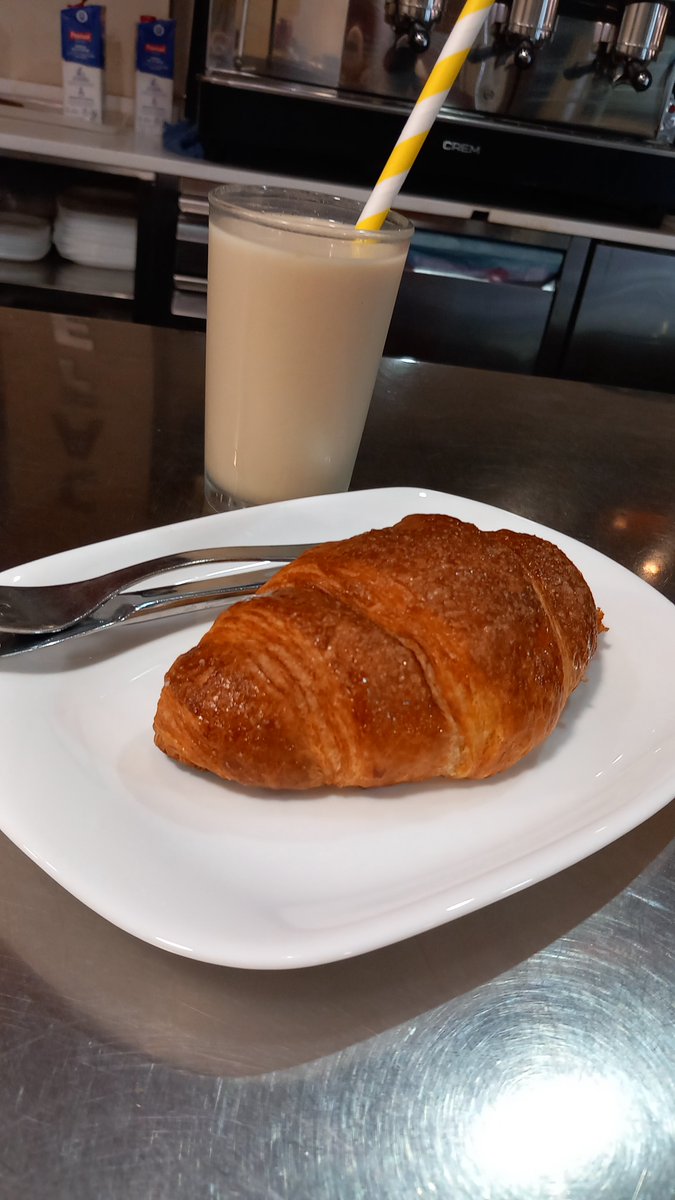 PepGranellTrave's tweet photo. Tras 17 horas de ayuno habrá que picar algo💪😉
#orxata #gastrolovers #Twitter #food #desayuno #croissant #vacaciones #agosto #eat #menjar https://t.co/c5bZET5BZK