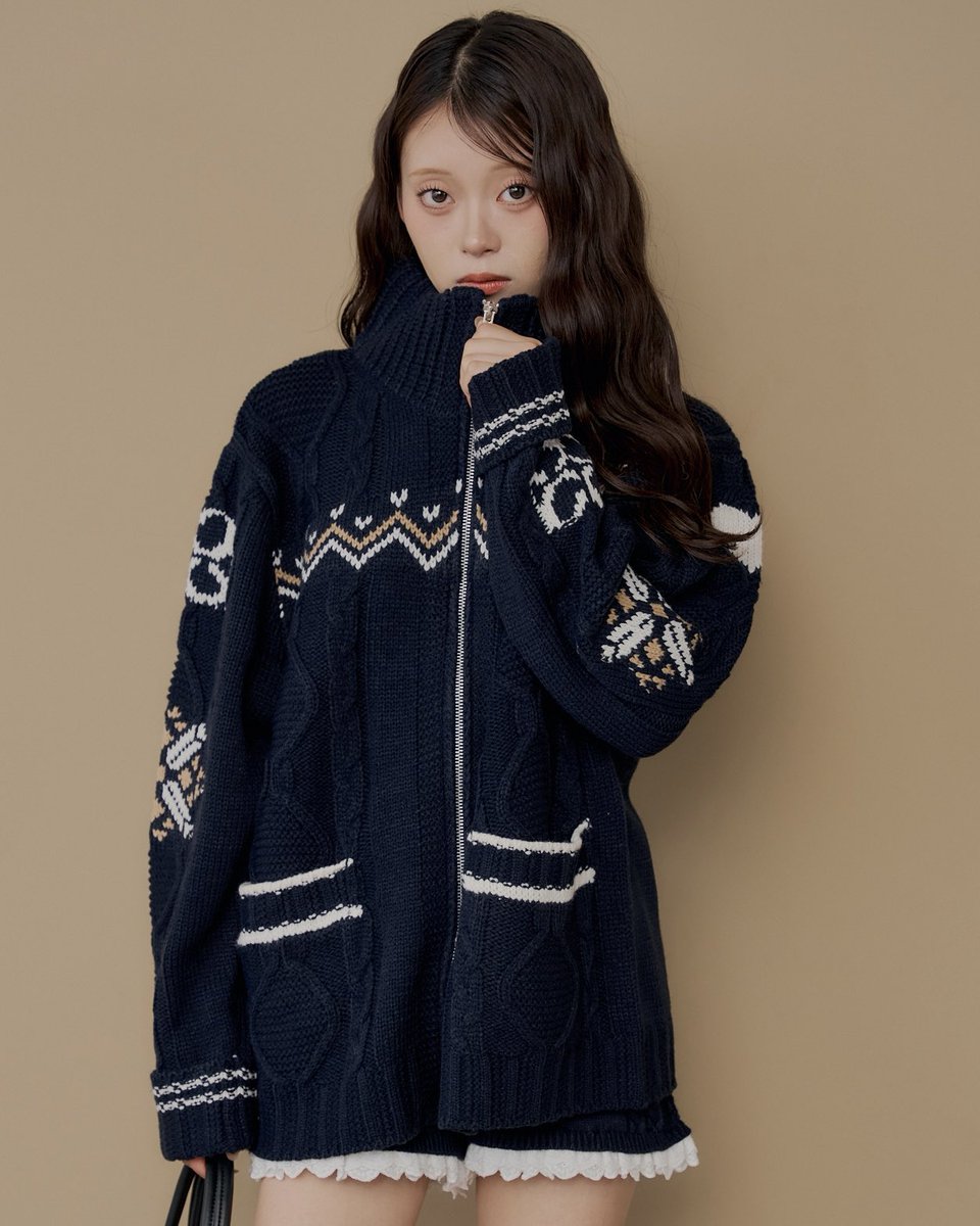 _chico_official's tweet photo. Chicoの新作のノルディックニット、
1枚でルーズに着てムートン合わせするのが可愛い🧶
秋のマストアイテム🍂 https://t.co/hh49WkUPMZ