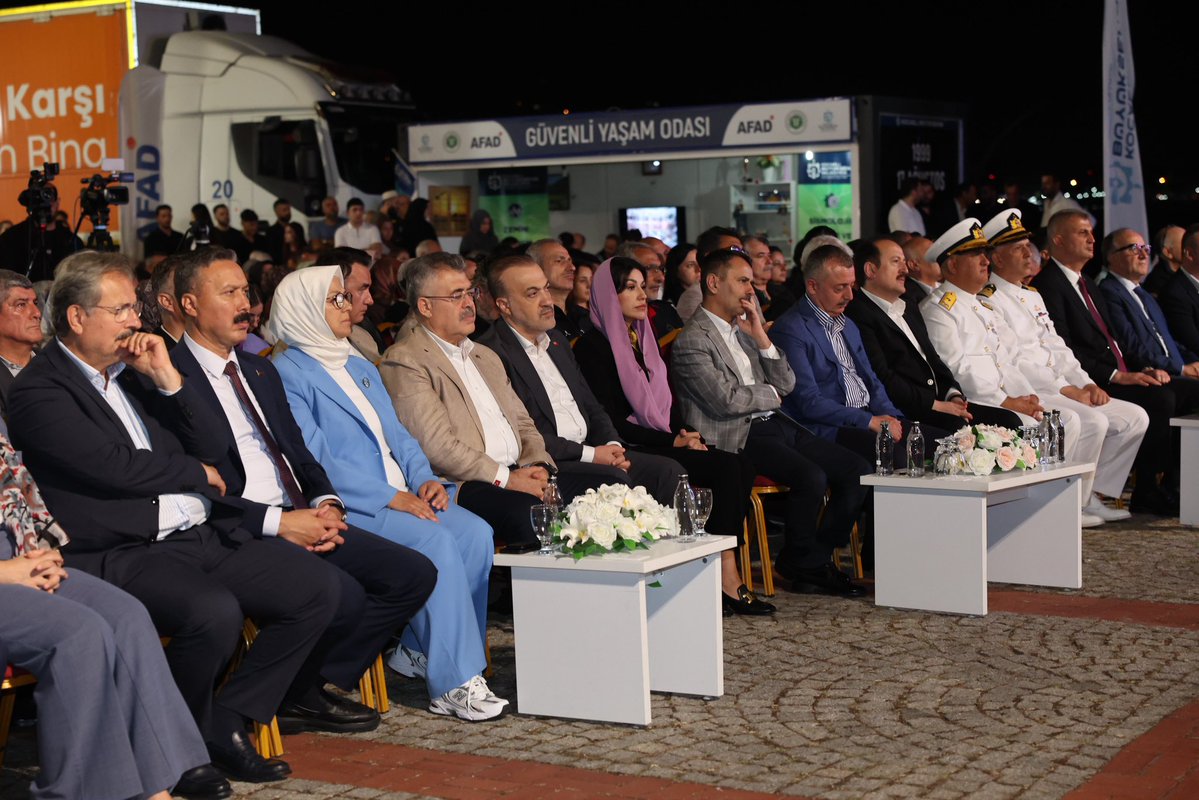 AyanNilhan's tweet photo. 27 yıl geçti..

17 Ağustos 1999 Marmara Depremi’nde kaybettiğimiz vatandaşlarımız dualarımızdaydı..

Vatandaşlarımız için; şehirlerimizi güvenli yapılarla, kentsel dönüşümle ve güçlü afet hazırlığıyla geleceğe taşıyoruz.

Unutmadık. Unutmayacağız.

Rabbim ülkemizi ve milletimizi her türlü afetten muhafaza eylesin.

Mekânları cennet olsun.