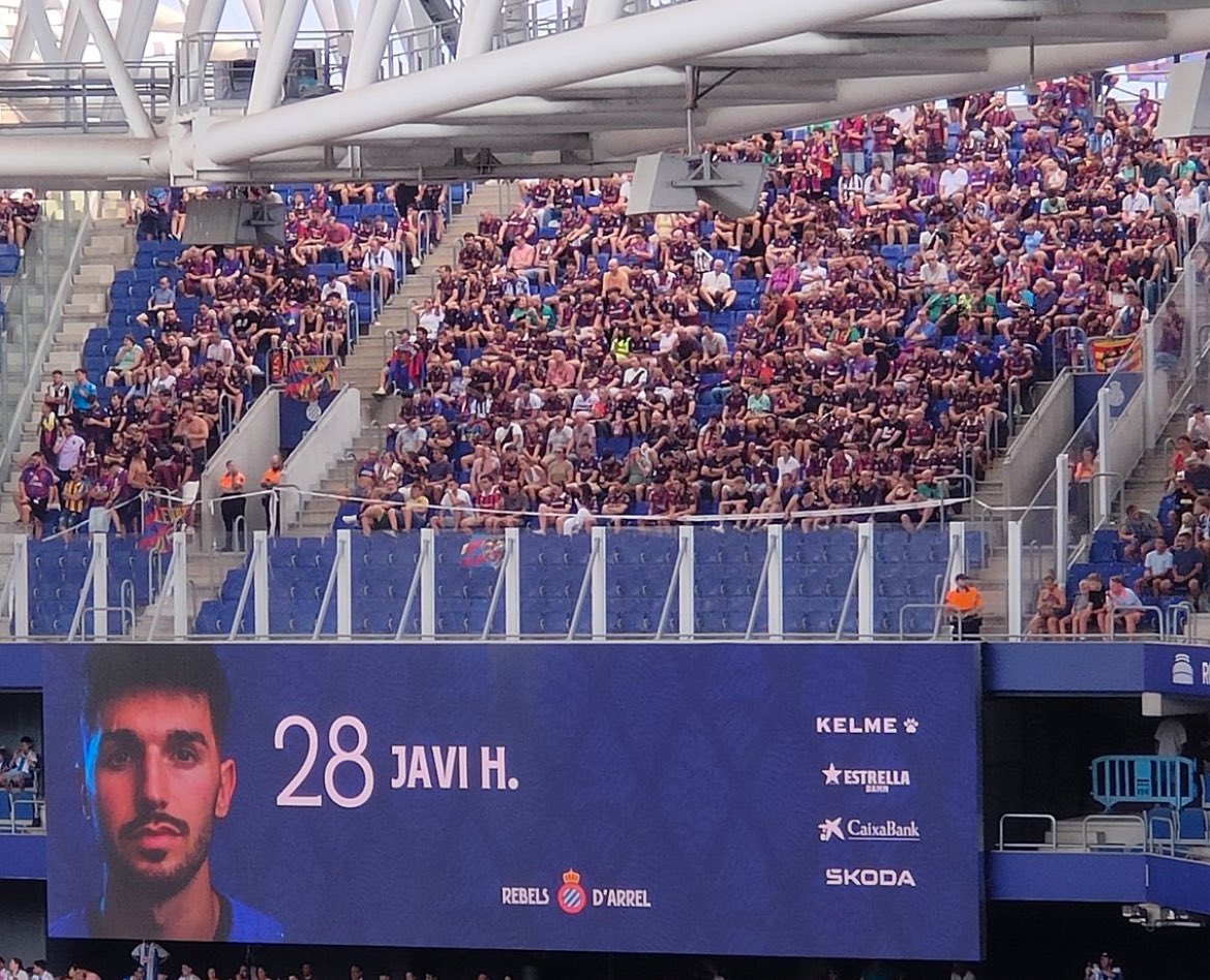 Cororo0's tweet photo. Mucho honor a la afición del Levante que se desplazó hasta el RCDE Stadium para ver este partido

Seguro que os levantáis y cuando la plantilla esté cerrada empezareis a ver resultados 💪🏼 https://t.co/Bs9d4edHHy