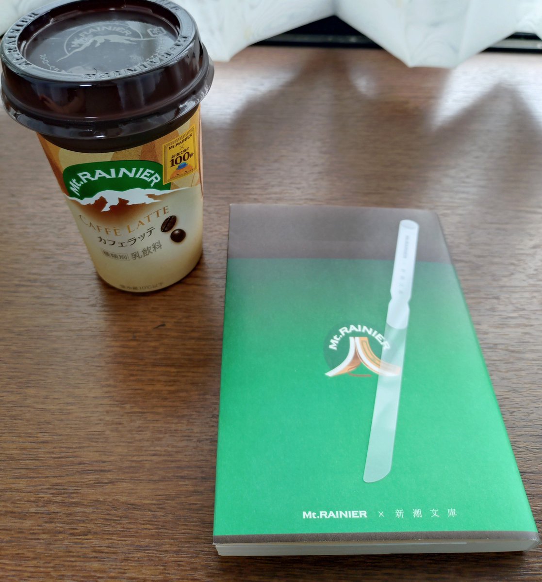 ka_rin_913's tweet photo. 新潮文庫×マウントレーニアコラボのブックカバーゲット！ストロー型のしおりもいただいた。
買ったのは星新一「ボッコちゃん」表紙カバーがレザーっぽくて素敵！！ https://t.co/YAJzS7FvmU
