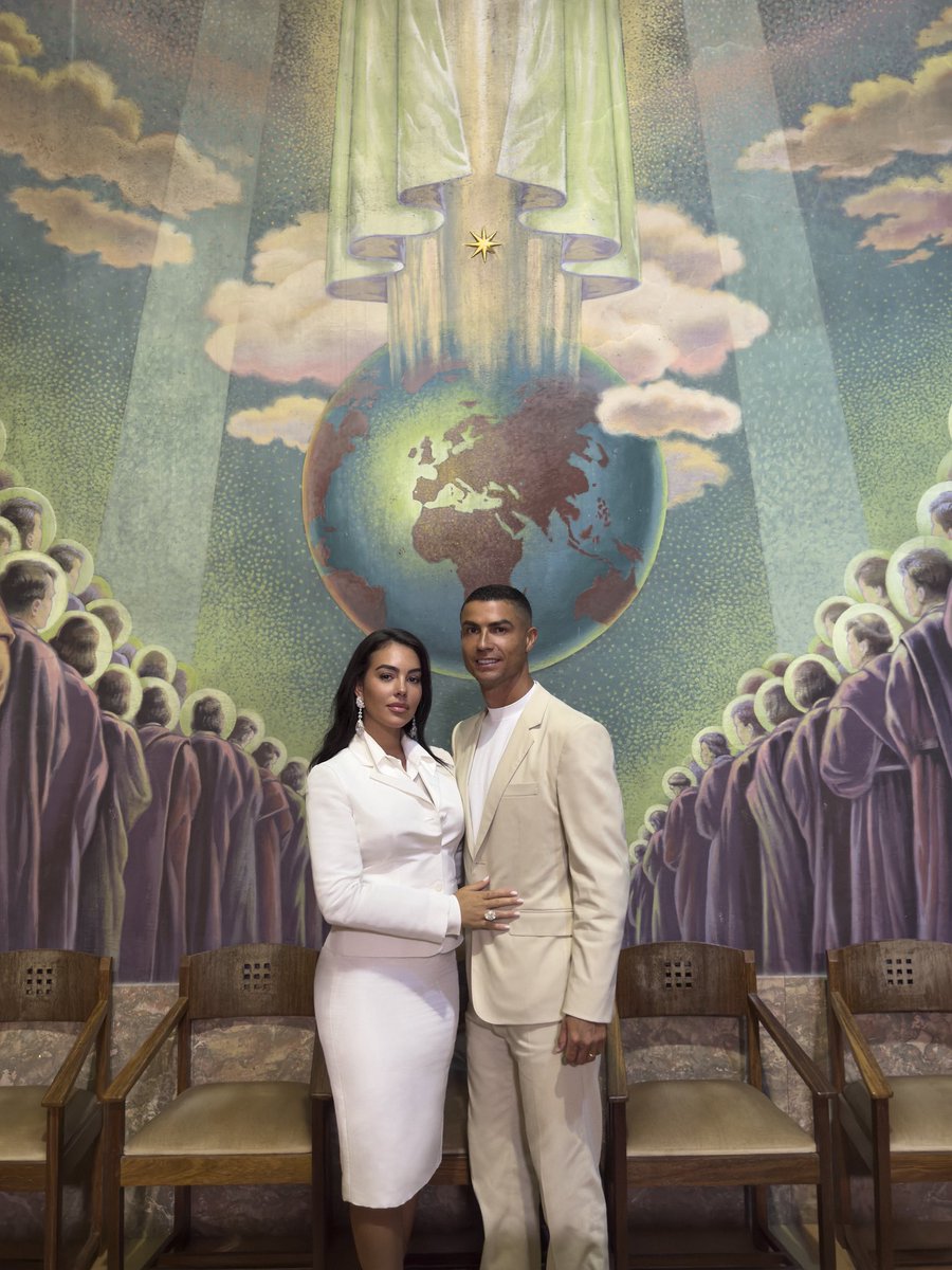 gucci_jp's tweet photo. #GeorginaRodriguez と @Cristiano、ご結婚おめでとうございます。

ポルトガルで迎えた特別な一日。二人と子どもたちは、カスタムメイドの #Gucci ルックをまとってセレブレーション。#CristianoRonaldo

Images courtesy of Vogue https://t.co/W70M8Nn1sx
