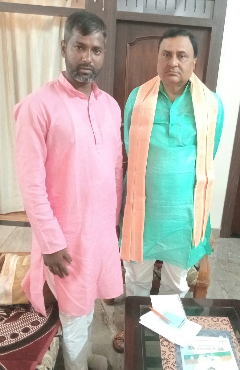 ShashiChandVBjp's tweet photo. आज लखनऊ में उत्तर प्रदेश भाजपा के प्रदेश उपाध्यक्ष और मऊ जिले के प्रभारी श्री रमेश सिंह जी से शिष्टाचार भेंट हुई 🙏 💐 https://t.co/jMrg8NPJle