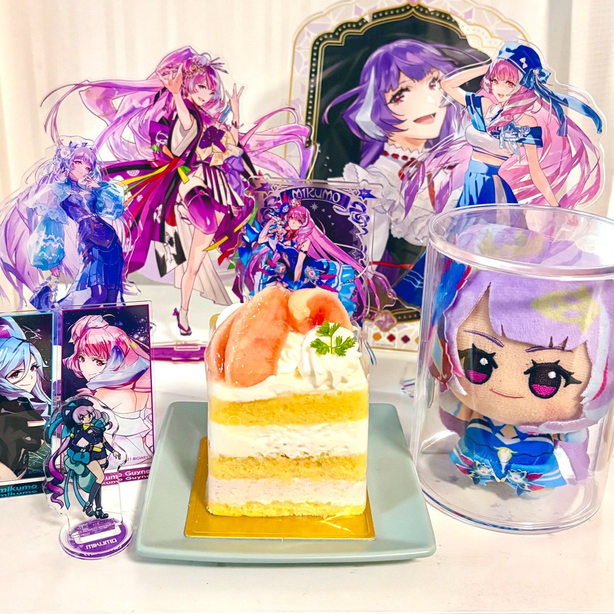 kkko_w5's tweet photo. 美雲さんの��生日にかこつけてケーキ食べる〜
目についたアクスタ並べてミニ祭壇
#美雲 https://t.co/ufWp5P6xq8
