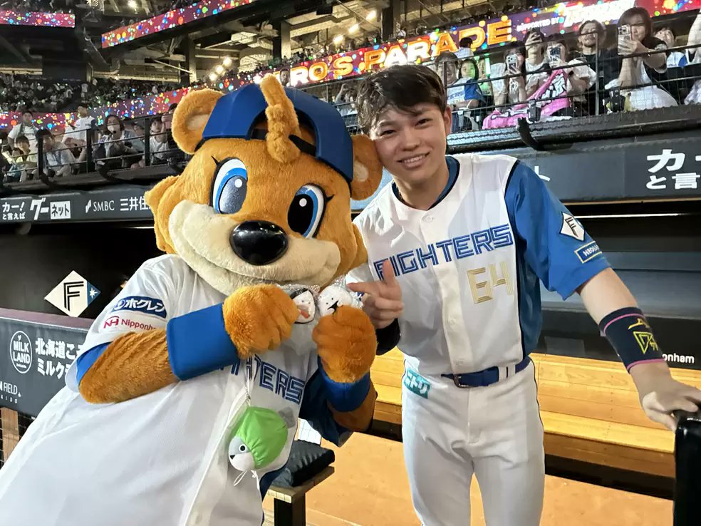 doshinsports's tweet photo. 田宮裕涼　エスコンで〝おともだち〟と再会
プレゼントを手渡し「めっちゃ喜んでいました」
【カビーのフリップコメント入り】 
| 道新スポーツ
https://t.co/QtFs3Jnh6S @doshinsportsより #lovefighters https://t.co/egAh0FmRKZ