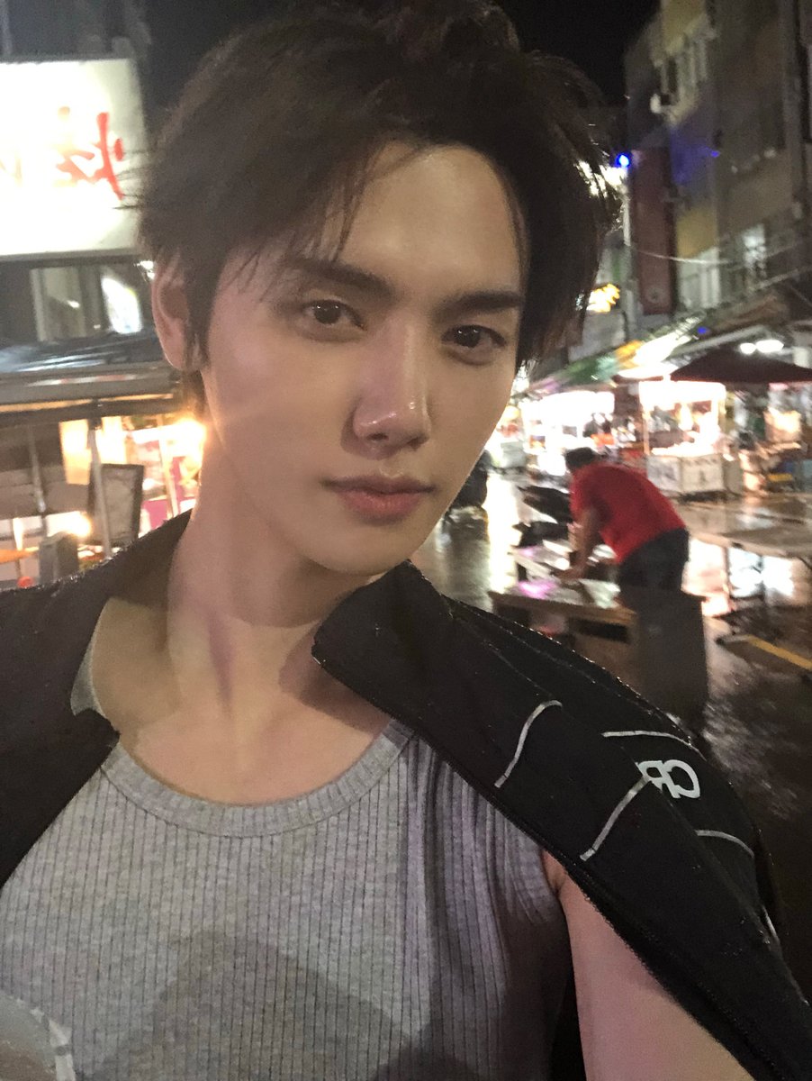 gangun0917's tweet photo. 얘들아 이 회색 민소매티 단체로 구입한 거니?? 🤨 https://t.co/6iycZJ2rBS