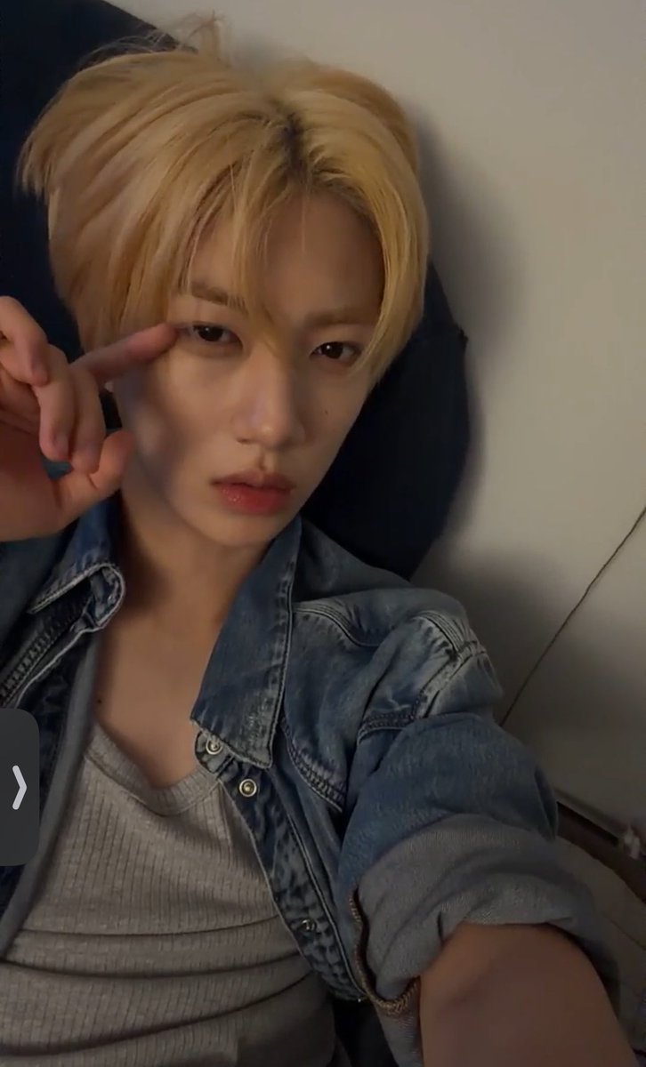 gangun0917's tweet photo. 얘들아 이 회색 민소매티 단체로 구입한 거니?? 🤨 https://t.co/6iycZJ2rBS