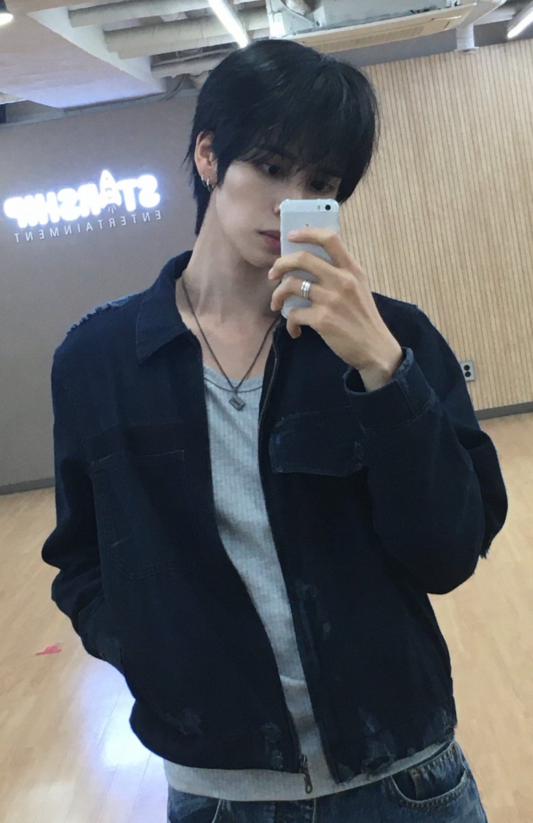 gangun0917's tweet photo. 얘들아 이 회색 민소매티 단체로 구입한 거니?? 🤨 https://t.co/6iycZJ2rBS
