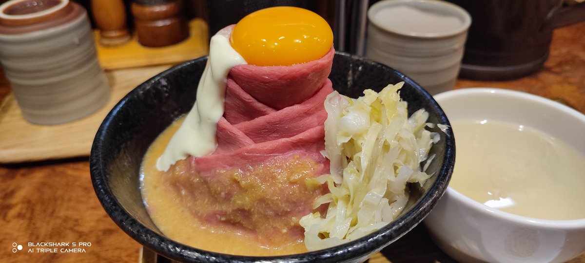 Lua_FLAD's tweet photo. 遠征最後の晩餐は
黒毛和牛のローストビーフ丼
肉がとろける… https://t.co/aNZI6G2pDv