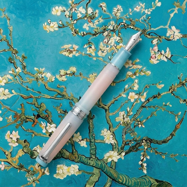 bungbox's tweet photo. 【Almond Blossom 再販売のお知らせ】
4月に販売し、瞬く間に完売したゴッホシリーズ最終章「アーモンドブロッサム」が満を持して再入荷します！
さらに、編吟革盤舎の口金ペンケースの新サイズも登場！

8月26日正午（日本時間）に配信するニュースレターにて先行販売をいたします。
下記ページよりアカウント登録をお願いいたします。
https://t.co/Ur9YP1JLVR

※店舗、オンラインストアの一般販売は27日正午を予定しております。
先行販売中に完売した場合、オンラインストアでの一般販売はございません。
店舗には僅少在庫を確保しておりますが、ご予約・お取り置きは承っておりません。

※ニュースレターは配信から受信までに数分かかる可能性がございます。
30分以上経っても届かない場合は info@bungubox.shop までお問い合わせください。

ーーーーー
「アーモンドブロッサム」
再生、希望、そして新しい生命への祝福
ヴィンセント・ヴァン・ゴッホが弟テオの息子の誕生を祝い描いた、
生命力溢れる名作“花咲くアーモンドの木の枝”

ゴッホブルーと呼ばれる鮮やかな空の色、
そして春の到来を告げる清らかなアーモンドの白い花達
この作品をモチーフにした万年筆「アーモンドブロッサム」は、
書くたびに生命が満ちる喜びを感じさせてくれるでしょう

新しい始まりを願うあなたへ...