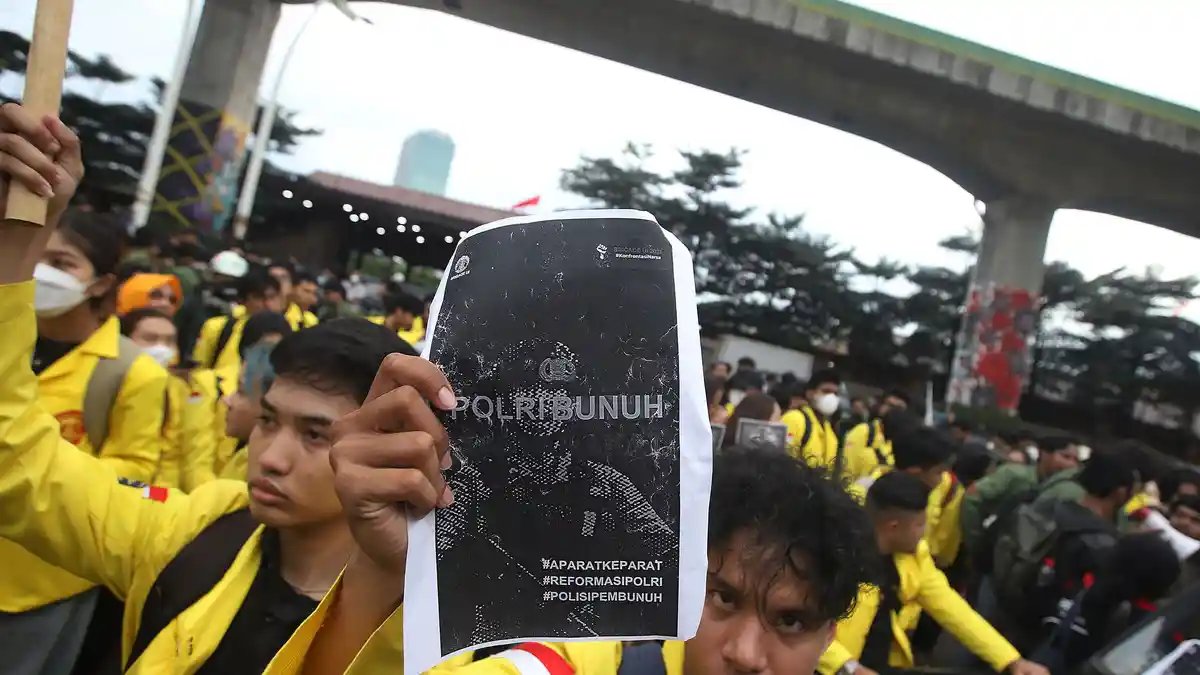 LambeSahamjja's tweet photo. BEM UI bakal demo selasa 18 agustus:
- jam 13.00 di bundaran hi
- temanya "mari rebut kemerdekaan"
- ajakan disebar lewat akun instagram bemui_official
- katanya panggilan buat rakyat yang ngerasa dijajah rezim sekarang
- peserta bem ui plus 15 bem fakultas dan 25 lembaga luar ui
- mereka mulai jalan dari depok
- bawa lima tuntutan utama hasil konsolidasi internal
