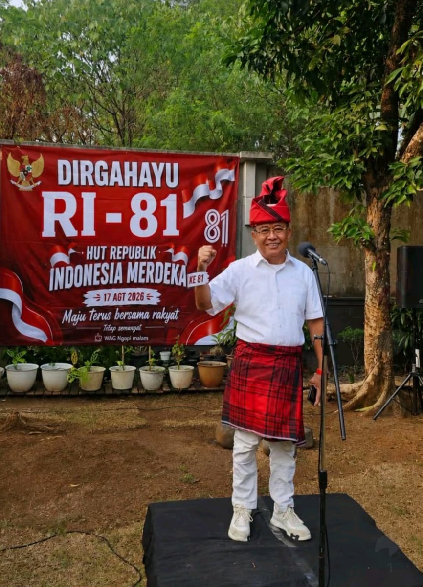 Franken_blues's tweet photo. Sementara itu Ubur" Laut sibuk sendiri di halaman belakang rumah nya. 

Kasian.. https://t.co/cQ2UlLRBeF