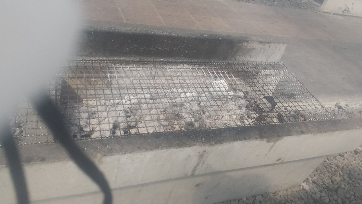 Fkt88776Tom's tweet photo. 友達と南知多の魚太郎に行ってきた。席と炭とドリンク代で1100円食材代別のキャンプみたいな店。2時間の時間制だからお得な方法を伝授。
炭は使い放題なので写真のようにまんべんなく炭を置くことで端っこでも強火でカキのガンガンやきとか出来る。(炭の積みすぎ注意)
耐熱プレートは水で洗って再利用 https://t.co/SdH3mUq8Yd