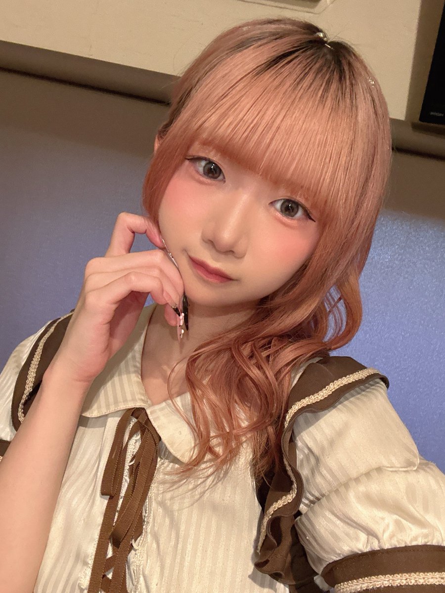 ann___kindrad's tweet photo. 8月毎日あん誕生月間とか言っときながら前日になってちょっとドキドキ🥺✨
これからの人生で今が1番若いあん見に来て〜待ってるよദ്ദി＞ᴗ＜)🎀✧
18:00~24:00 https://t.co/GaFZXuOZ2Z