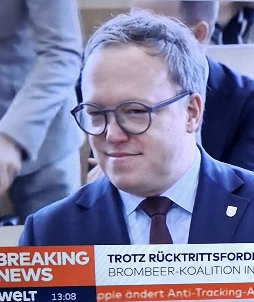 queru_lant's tweet photo. Hier erfährt der doktorlose Plagiats-Betrüger gerade, dass er Ministerpräsident bleiben wird.

Schaut euch dieses arrogante, dreckige Grinsen an. Er spuckt jedem ins Gesicht. https://t.co/42jnmK5fng