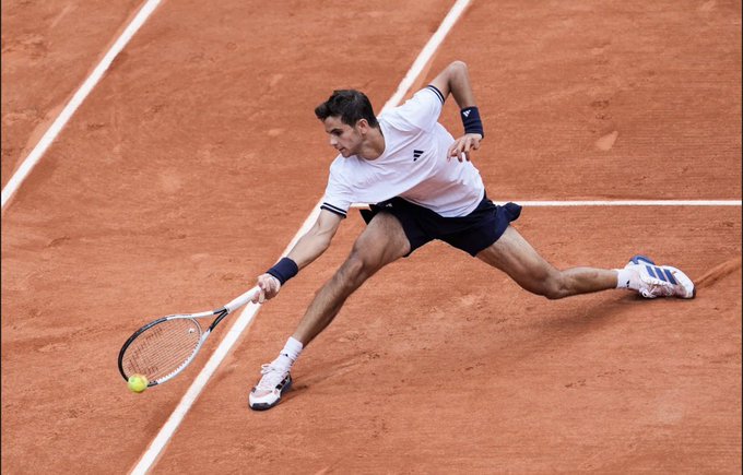 jmgmoron's tweet photo. Rafa tiene una particular forma de deslizar cuando alcanza una pelota que está lejos de su alcance. 

Si os fijáis en la foto, la parte interior de sus pies se arrastra sobre el suelo produciendo fricción.

Se ve clarísimamente en la zapatilla, ya que la pintura de la pista azul se ha impregnado en la lengüeta y el upper de la zapatilla. Hasta una parte de la misma se ha roto por la fricción, aparte de los cordones.

Aquí he llegado a leer que se corta los cordones en el vestuario. Es que da hasta risa de cómo se puede intentar desprestigiar a alguien de esa manera. Es un insulto a la inteligencia de cualquier persona pensar que esto se lo corta él mismo.

¿Y lo de que solo le pasa cuando pierde?

Fíjense el marcador de la foto. Va 15-30 con ventaja, restando. Está en un buen momento en ese juego y tiene que parar. Ante Musetti, en Montreal, también le pasó sacando él con ventaja y terminó sufriendo break después de parar por el cordón.

Quien quiera ver una conspiración en esto es libre de hacerlo, pero ya hay que tener mala idea para ver la foto de la zapatilla rota y con la pintura azul y pensar que el cordón lo ha roto Rafa queriendo.
