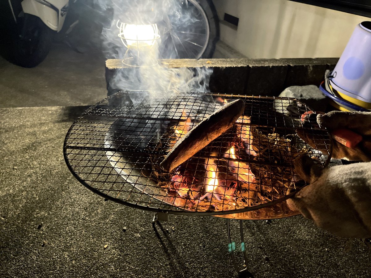 Rubchinskiy13's tweet photo. かつおの藁焼き職人2年目きた https://t.co/IGyyMQoVGU