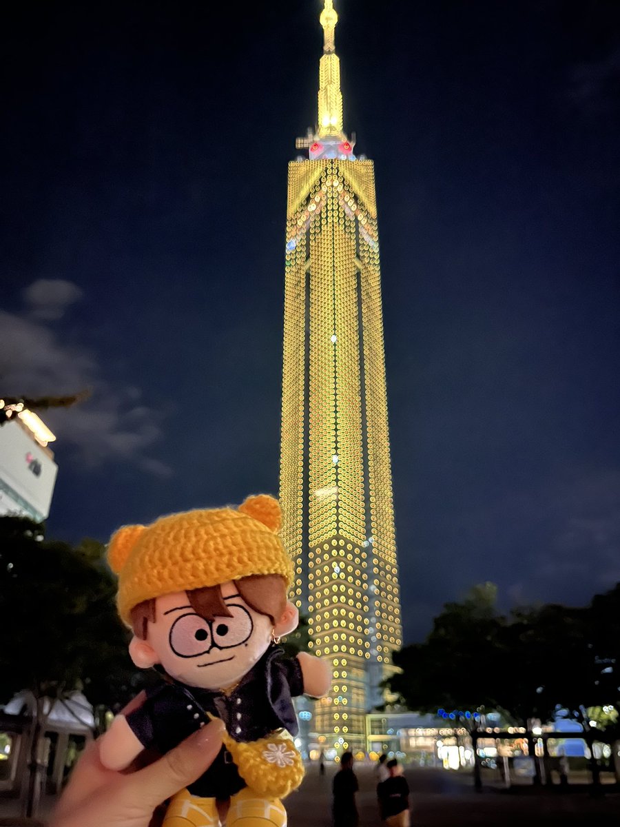 shu10_s2's tweet photo. 20時ちょっと過ぎちゃって、HappyBirthdayの文字は見れなかったけど、
イエローライティングと
ひまわりバージョンみれた🌻💛💛
しゅーちゃんもみんなの写真とかで
見てくれてたらいいなぁー🥺🗼✨

#猪俣周杜生誕祭2026
#猪俣周杜25thAnniversary https://t.co/Ny9fV4mcBB