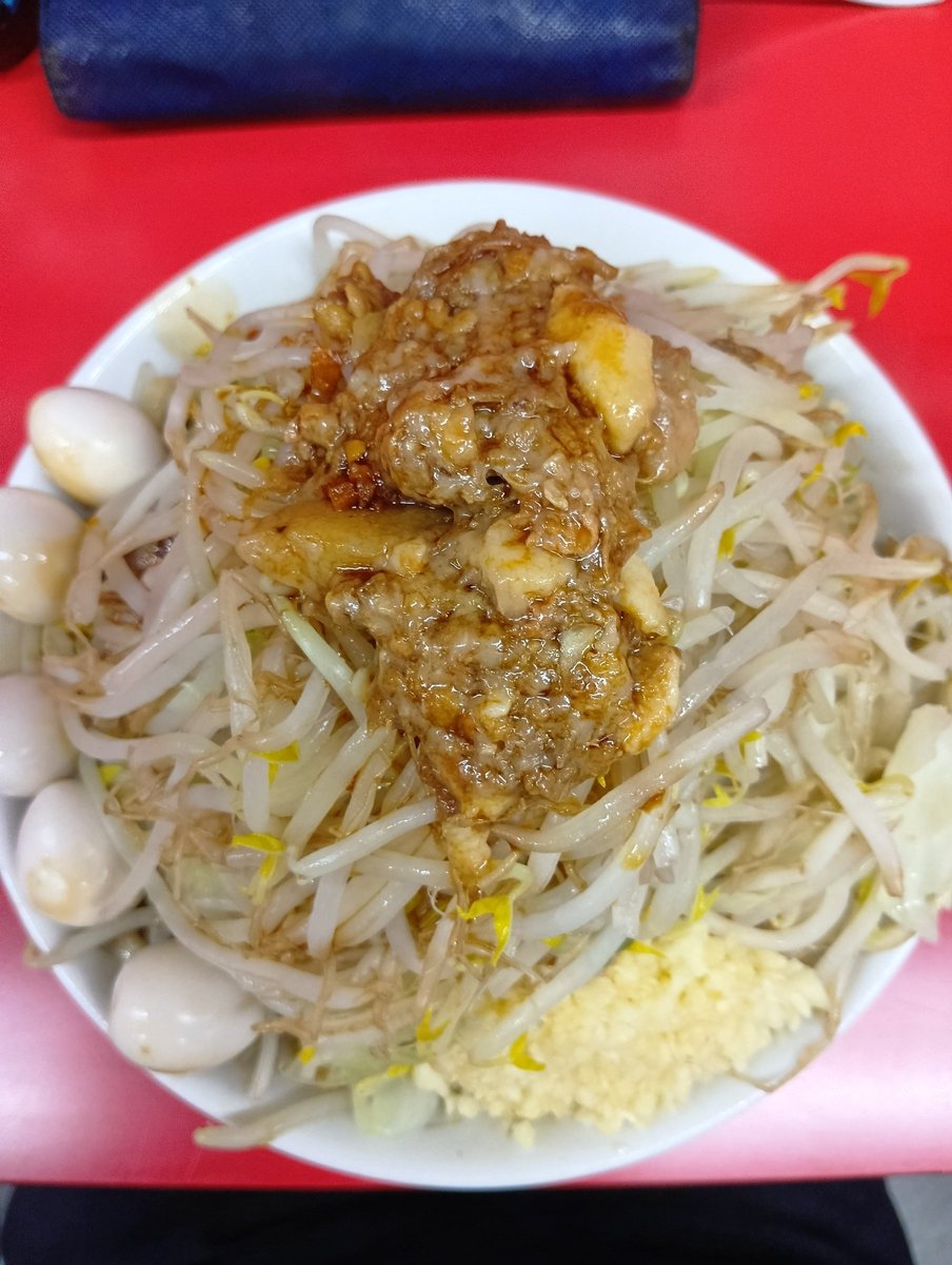 K_NY2001's tweet photo. ラーメン二郎　ひたちなか二郎
1912外待ち4に接続
1948着席
1958着丼
2005完食
小ラーメンうずら
カタカタ全部
休業明け列が途切れない盛況な店内
麺は逆立つ硬さコレだよコレ
豚はひたちなか比小さめ硬め
スープはカエシ強め豚感いまひとつ
旨いんだけどこんなもんじゃないひたちなか💯 https://t.co/fU3oej8zUc