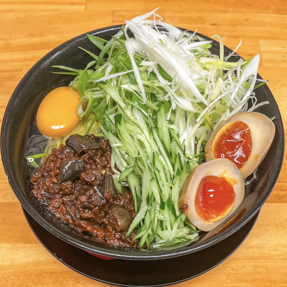 Ramen_Tantanmen's tweet photo. 聖蹟桜ヶ丘 GYUTON
8月限定冷やしなすジャージャー麺
ネギ温玉🈂️生玉子

夏恒例のなすの冷やし炸醤麺❣️このGYUTONさんのなす味噌が美味しくてね😊甘塩っぱい肉味噌になすが入って麺に絡まると本当に美味しい！さらに自家製の辣油を入れたら冷やし麻婆茄子❗️ネギもたっぷり入って美味しくいただきました https://t.co/VoI9dOzqGL