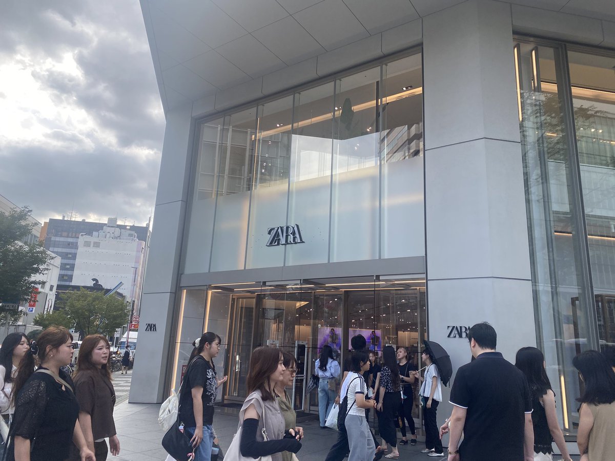 pj3om's tweet photo. 初めてZARAのショップに行って来たよ‼️
アーロンレヴァインコラボ買って来た
みぃく氏も靴とか服買ってた。
ZARAの店員さんは優しくて親切だったよ
特にメンズの男の子が‼️
購入したのはプリーツチノパンツとトートバッグ👜
生地感もいいし当たりだねっ‼️ https://t.co/QxZO7cIFoh
