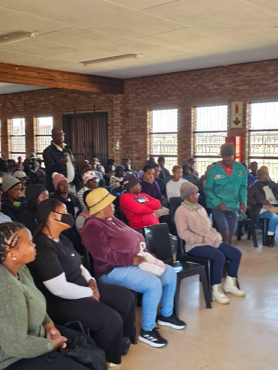 ANC_EKU_OFFICIA's tweet photo. [IN PICTURES 📷] ANC's Ward 82 Councillor, Cllr Desmond Buitendacht, is currently engaging the community members of Ward 82 at Geluksdal Community Hall on various key service delivery issues affecting residents.

#ANCatWORK #ServiceDelivery #Geluksdal #Ward82 https://t.co/0D2tT1C07u