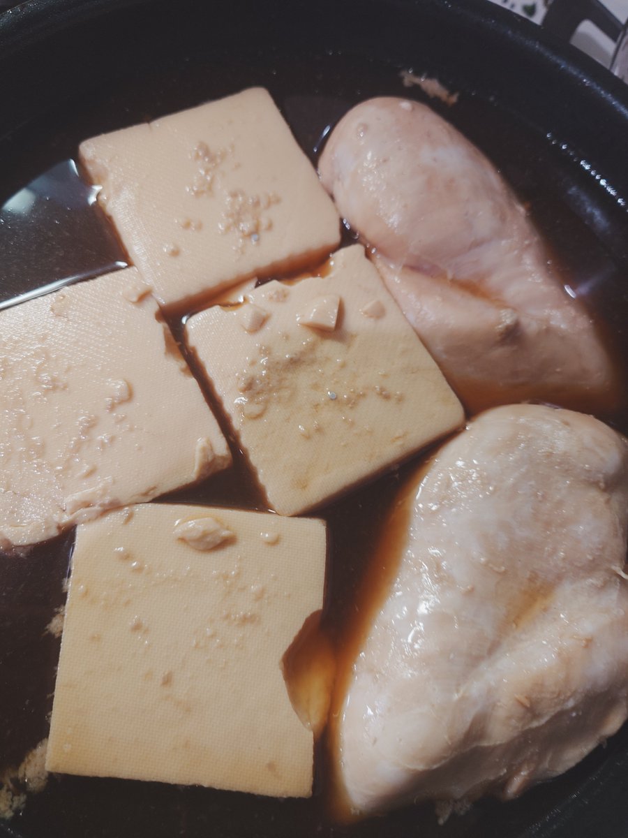 utuki000's tweet photo. 鶏むね肉をめんつゆで煮込んだ。

鶏むねチャーシュー的ななにか

この後ゆで卵いれても煮卵にするつもり https://t.co/kvsf0KDbJs