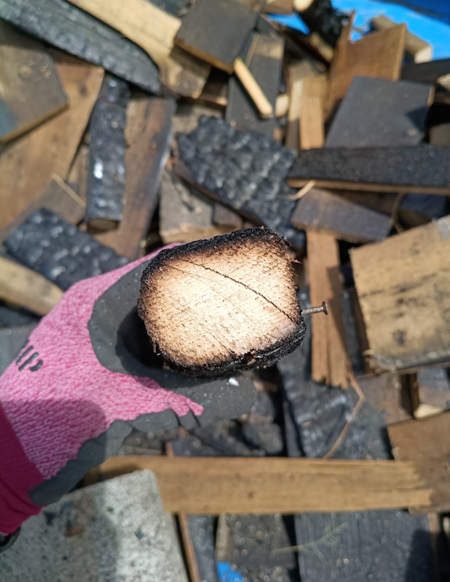 NorthernDIY's tweet photo. 知人宅の倉庫で火災発生🔥😱
燃え残った倉庫は手壊し解体されるという事で廃材処理を助太刀🛻🪵
薪化の為に廃材を切断してみると無事な中身を確認🪵🪚😳⁉️
木は燃える際に表面の炭が断熱層として機能し、高温下での強度維持可能時間は鉄よりも長いそうです🔥🪵📝🧐

参考文献
https://t.co/QQunUSQPMZ https://t.co/6BpeiL84rR