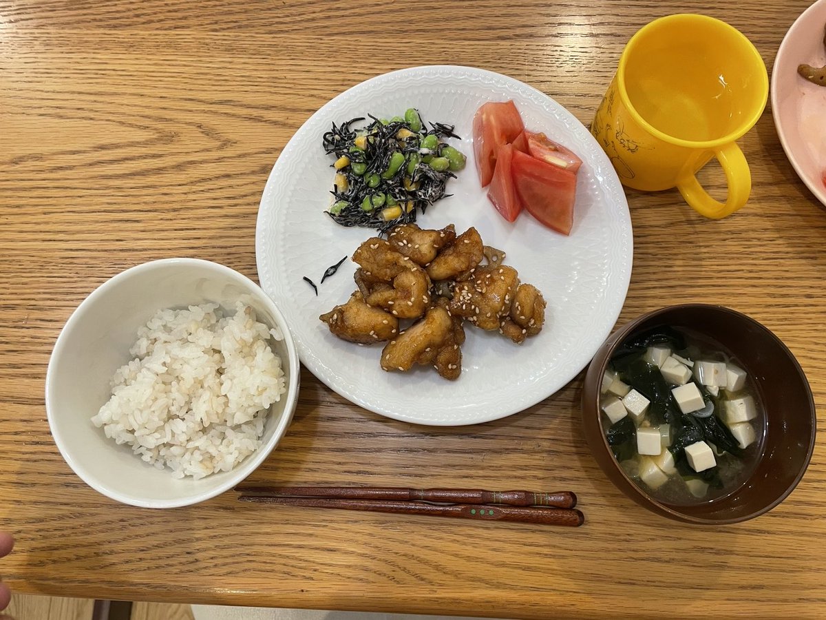 nobuko_ia's tweet photo. 色々やりたいことがあって、チャットGPTに課金開始。

ひとつは、献立作成。
出してもらった献立を印刷して台所に貼っています。

正直、料理そのものに喜びを感じるわけではないけれど、タスク化されればそれを消化すべくしっかり作れる💪

無料版でもやってくれるけれど、ミスは少なくなった…かな？ https://t.co/rw7H9h0Jyb
