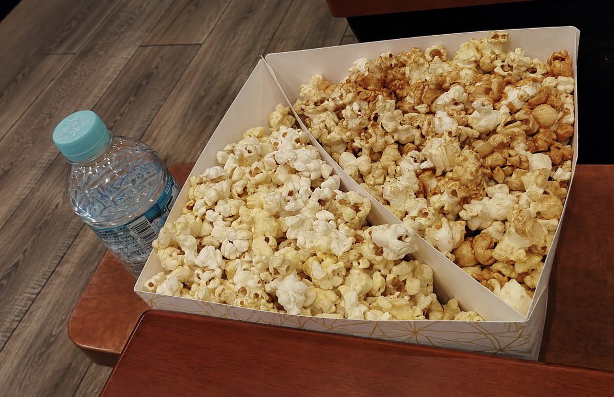 twf003's tweet photo. 映画館の売店で買った水なのに入口で「他店で購入したペットボトルは持ち込まないで下さい」って言われた。まじで映画館オリジナルラベルにするべきやろ https://t.co/AId749x3SL
