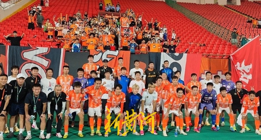 AmyZhan39778687's tweet photo. Warm post‑match snapshots as Jinan team shares heartfelt moments with fans at the final regular‑season home game. https://t.co/BzrSF3LmA8