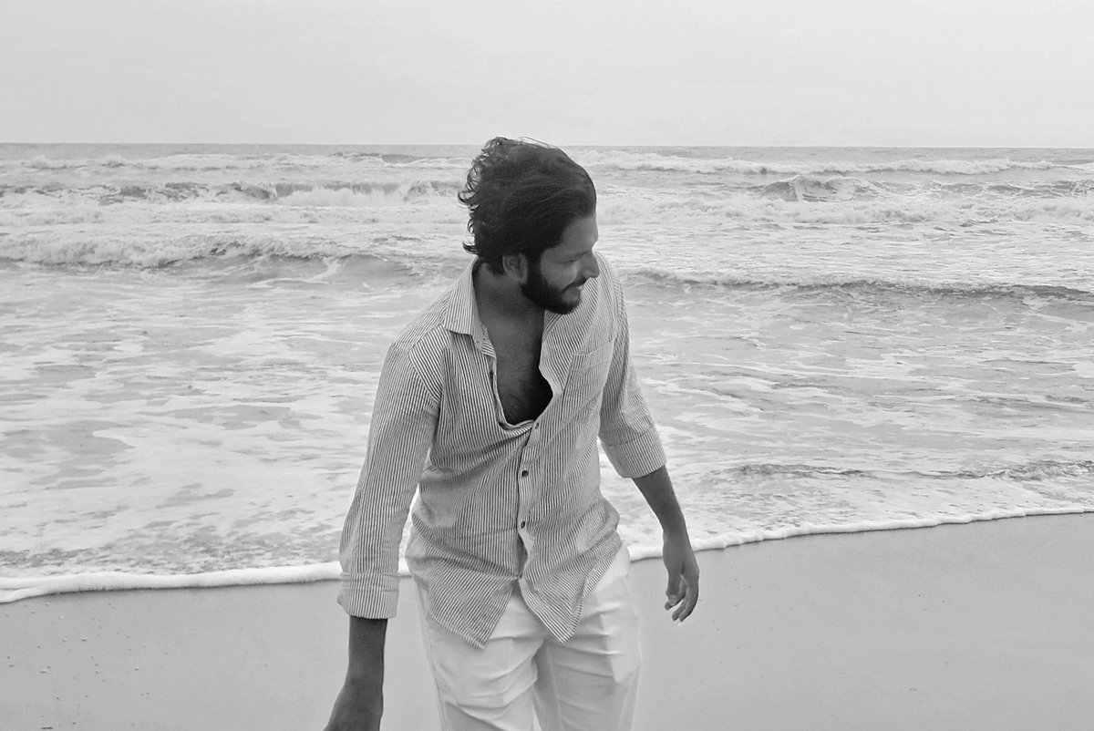 aumpratik's tweet photo. The sea answered silence. https://t.co/Nc4DhTODg1