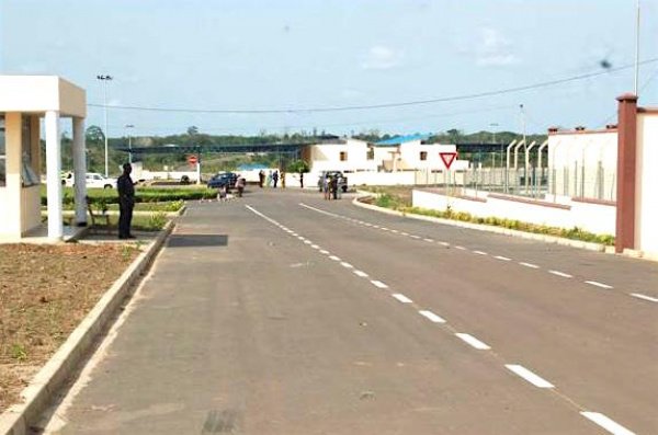Yendouti's tweet photo. À Noépé-Akanu, la #CEDEAO veut rendre la frontière #Togo_Ghana plus fluide. Moins de tracasseries, moins d’attente et des échanges facilités : pour les voyageurs et les commerçants, une frontière efficace signifie surtout plus de temps et d’opportunités.
#Frontière #Togo #Ghana https://t.co/BOgkZQNBfD