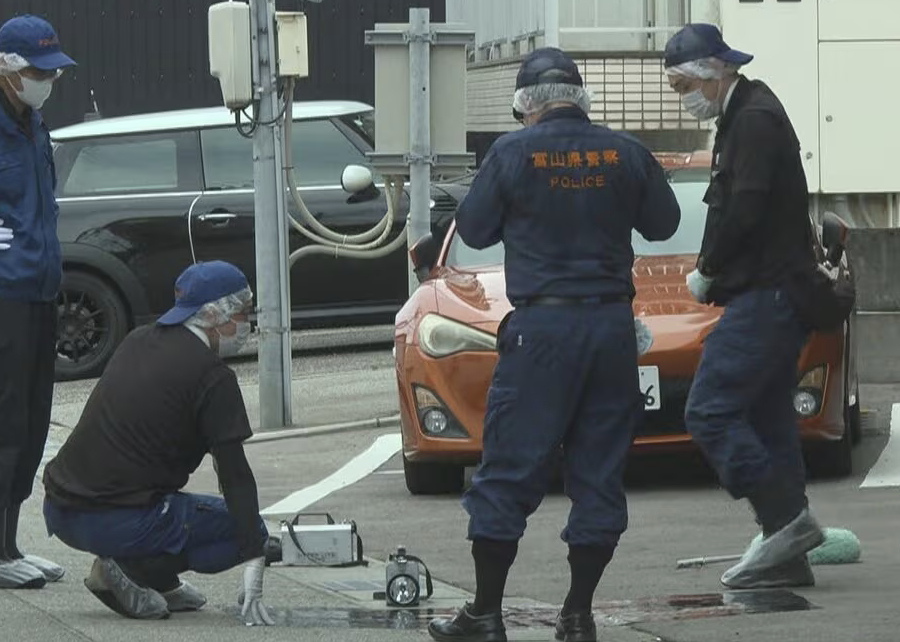 turningpointjpn's tweet photo. 中国人の男3人、緊急逮捕！ー真っ昼間に男性の顔面を殴る暴行、現金約200万円を強奪容疑

これ、白昼堂々すぎて怖い。

逮捕されたのは中国籍の男3人。しかも犯行前から現場周辺をウロウロ。

マスクと帽子姿で携帯電話を使って連絡を取り合い、指をさしながら何かを確認していたという。
これ、完全に下見してるじゃん。

昼間の閑静な住宅街で、3人がかりで襲撃して200万円を奪って車で逃走。

「たまたま魔が差した」なんてレベルじゃない。

もし計画的な犯行なら、住宅街で暮らしている側からしたらたまったもんじゃない。

富山でさえ、こんな事件が起きる街になったのかよ。

警察には徹底的に捜査して、背後関係までしっかり洗ってほしい。
