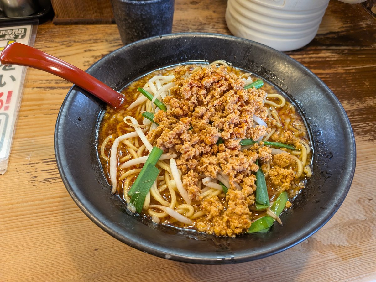 yoko_dayoon's tweet photo. ノーマルなラーメンを注文したら、コレ🍜来て
初めて行く店で、ノーマルがどんなんか知らんし、ワイが注文間違えた可能性も無くは無いので、そのまま食べてたら
店員さん来て「間違えました」と

作り直すと言ってくれたが、別に辛いの嫌いじゃないというか、むしろ好きなので、そのまま食した🍜 https://t.co/XnZLxuteLZ